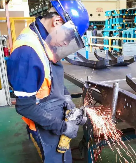 Inspector de calidad de IRS de México revisando piezas en planta