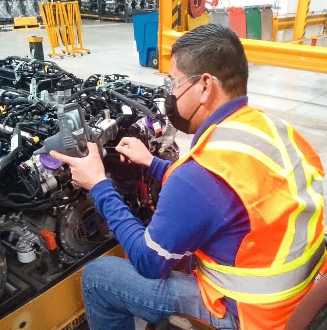 Técnico de IRS de México realizando inspección de calidad en planta industrial