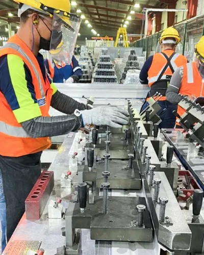Técnico de IRS de México realizando retrabajo de pulido en una pieza metálica